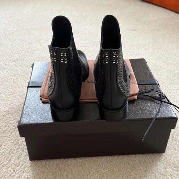 Alaia cutout trim chelsea boot - Picture 8 of 11
